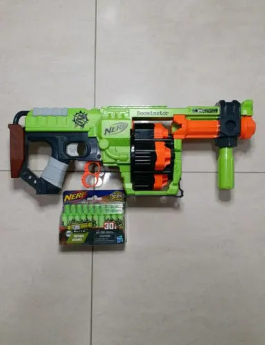 Nerf Zombiestrike Domminator com dardos