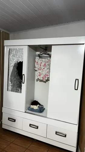 ? Guarda-Roupa Branco com Espelho