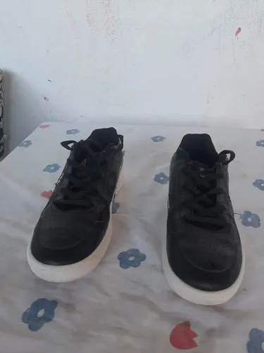 Dois pares de tênis a venda, marcas: Vans e Fila n. 35