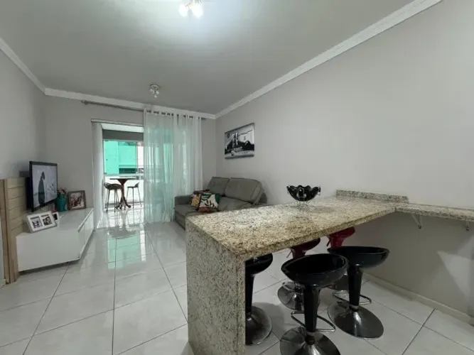 Apartamento Semi-Mobiliado com Suíte na meia praia