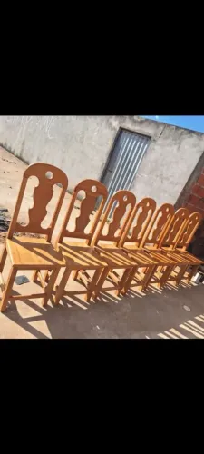 Mesas e cadeiras de vários modelos..