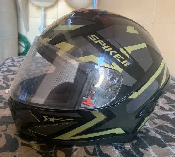 Capacete em bom estado de conservação