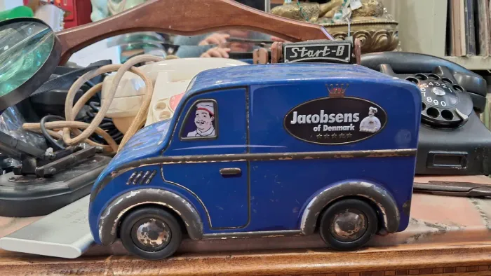 lata de biscoitos colecionável da marca Jacobsens of Denmark em formato de furgão azul.