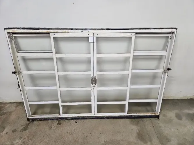 3 Janelas de aço com vidro (2 de 1x1,5m e 1 de 1x2m