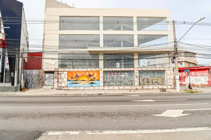 Prédio comercial na Avenida Guarapiranga, 811 837 m²