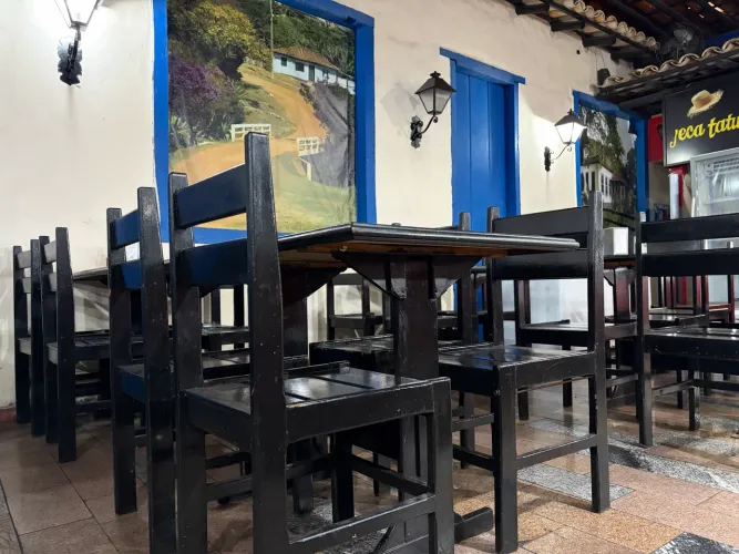 Jogo de mesa com 4 cadeiras em madeira de lei