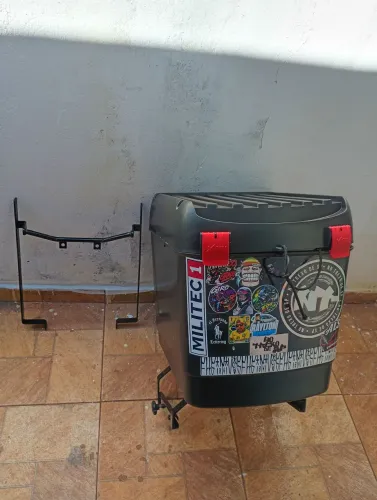 VENDO BAÚ DE 100 LITROS COM SUPORTE DESLIZANTE!