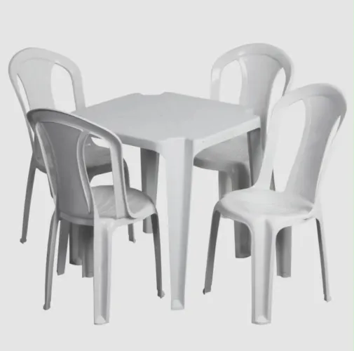 Mesa com 4 cadeiras de plástico