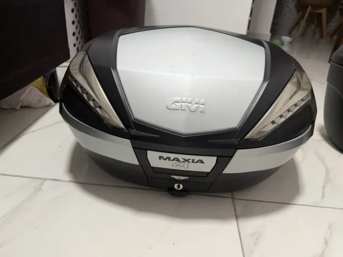 Bau Bauleto Maxia 56 Litros Fume Givi V56nt Tampa Prata Preto
