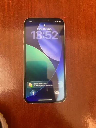 iPhone 12 com alguns detalhes