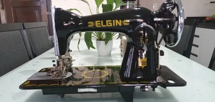 Máquina de costura Elgin impecável