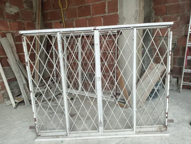 Janelas2 com vidros 650 reais.. não e de de carregaçao foi fabricada pelo serralheiro
