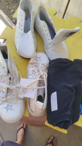 Lote de roupas e calçados