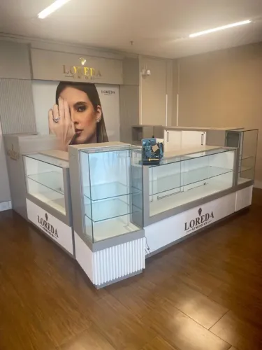 Vendo Quiosque todo em MDF, com vidros e iluminação interna de LED