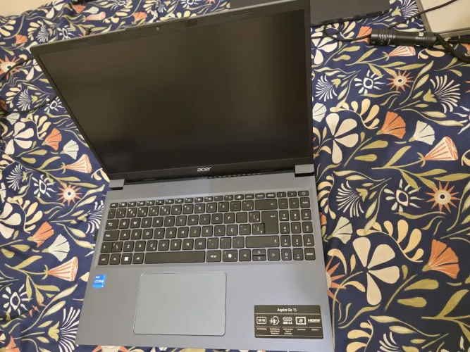 Vendo notebook novinho e pouco usado, tô querendo o dinheiro pra completar em uma moto