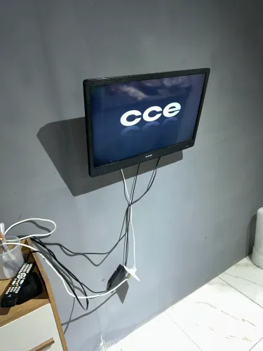 TV CCE 32 com Apple TV 4K e Controles 