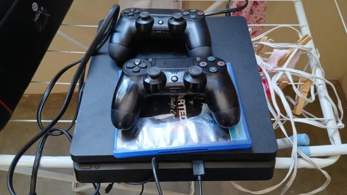 Venda-se Playstation 4 slim 1TB 