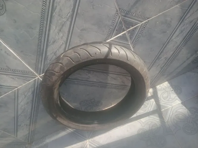 Vendo esse pneu da moto pop pneu semi novo pouco usado zap *
