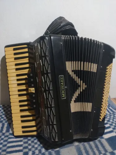 Sanfona 120 baixos em terçaR$6.300.00