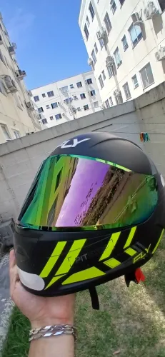 CAPACETE FLY COM VISEIRA VERDE