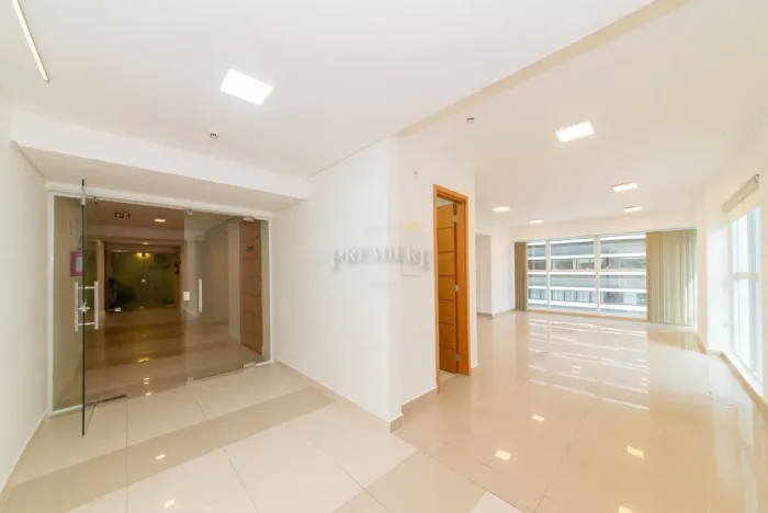 Sala Comercial de Alto Padrão com 102m² no Batel Próximo à Praça do Japão