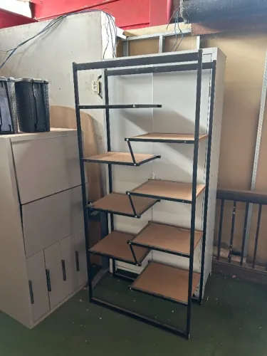 Estante de metal e madeira