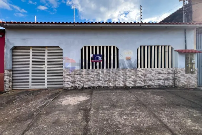 Casa Espaçosa com Sobrado Anexo no Bairro Caladinho