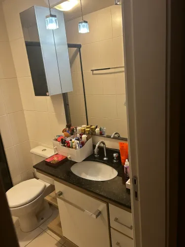 Vendo armário de banheiro com pia e espelho