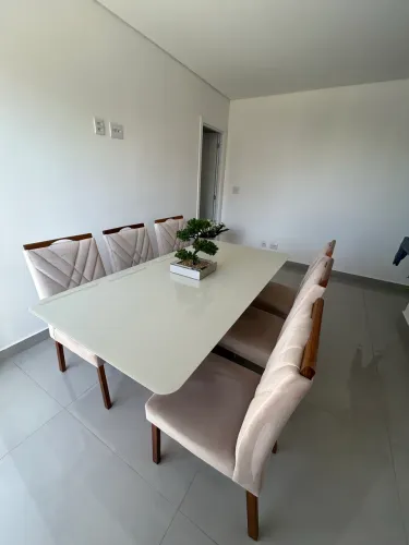 Vendo mesa de jantar com 6 cadeiras