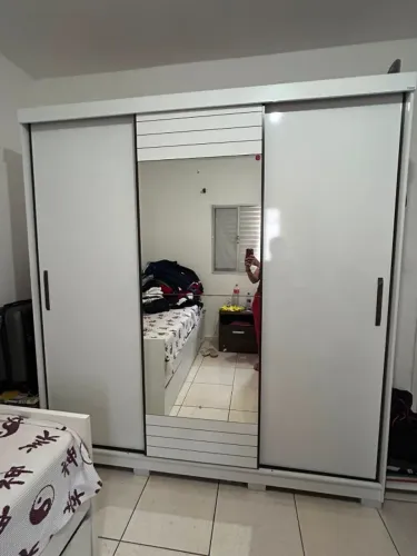 Guarda Roupa Casal 3 Portas de Correr e 4 Gavetas c/ Espelho Búzios Branco
