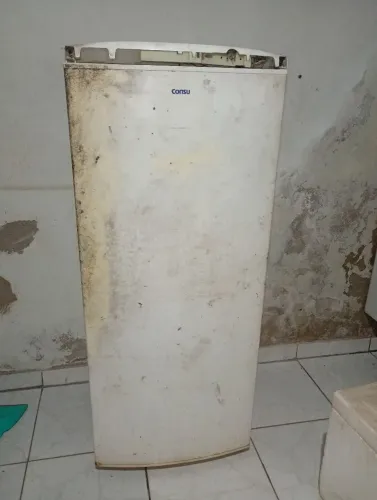 vendo essa geladeira tá veia mais funcionando gelando normal