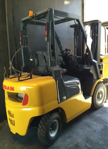 Locação Empilhadeira 2,5ton triplex c/deslocador R$ 4.250,00 mês