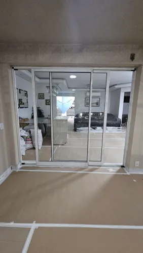 Porta em alumínio branco com 2 folhas de correr 215 x 240xm