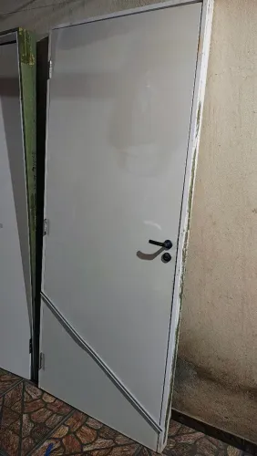 VENDO PORTA SEMI NOVAS 60CM, 70CM E 82CM COMPLETAS