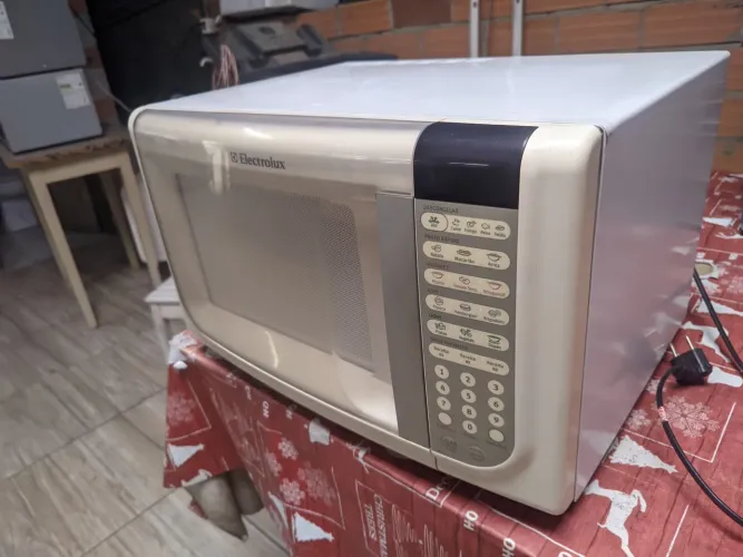 Microondas Eletrolux 31L funcionando perfeitamente.