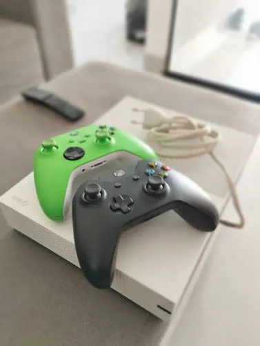 XBOX ONE S - 1 TB