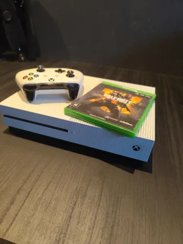 Xbox One S 1TB + Controle + COD Black Ops 4