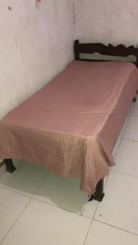 Vendo cama de solteiro de madeira