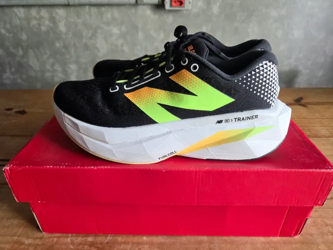 Tenis New Balance Fuel Cell V3 com Placa N° 41