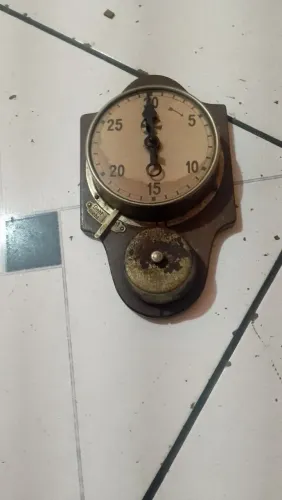 Um relógio antigo de meia hora funcionando perfeitamente