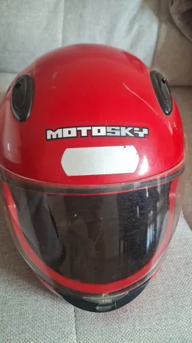 Capacetes de moto aberto e fechado