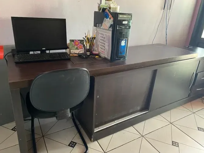 mesa para escritorio ou sala com portas de correr e gavetas