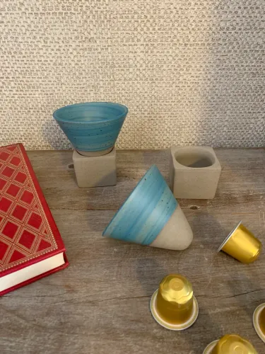 2 xícaras de cerâmica azul / designer / nova / na caixa / nunca usada