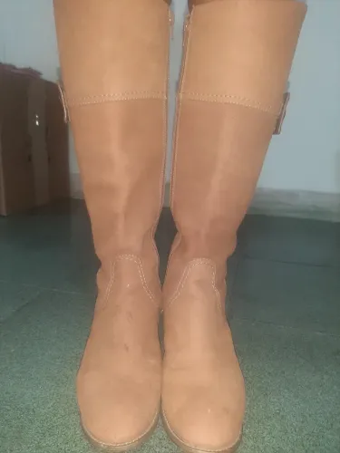 Um par de botas feminina 37/38