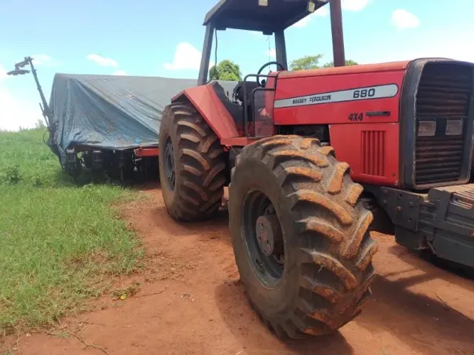 Trator Massey 680 Ano 2000 Bom de Pneus Revisado