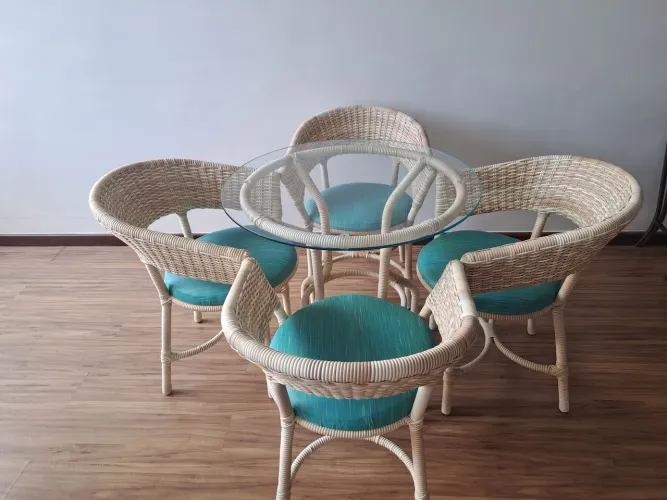 CONJUNTO DE MESA E 04 CADEIRAS DE VIME