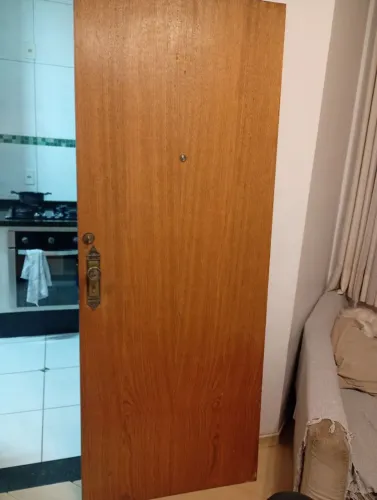 Porta de entrada de apartamento usada, com fechaduras, olho mágico e batente 