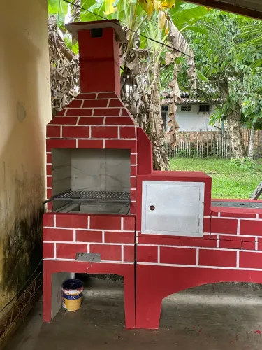 Churrasqueira pré moldada com fogão a lenha e forno 
