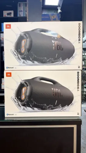 BOOMBOX 4 PRETA <br>R$2399,00 NOVA LACRADA
