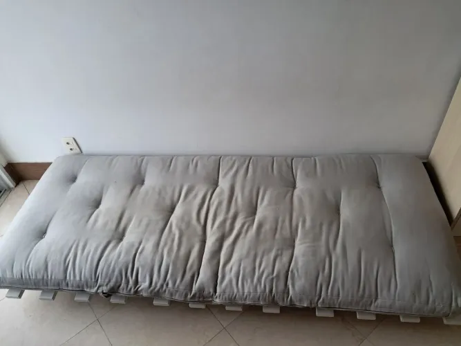 Futon cama e poltrona com base em madeira